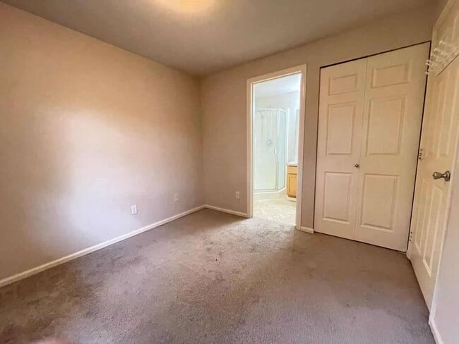 Building Photo - Great Townhome For Rent