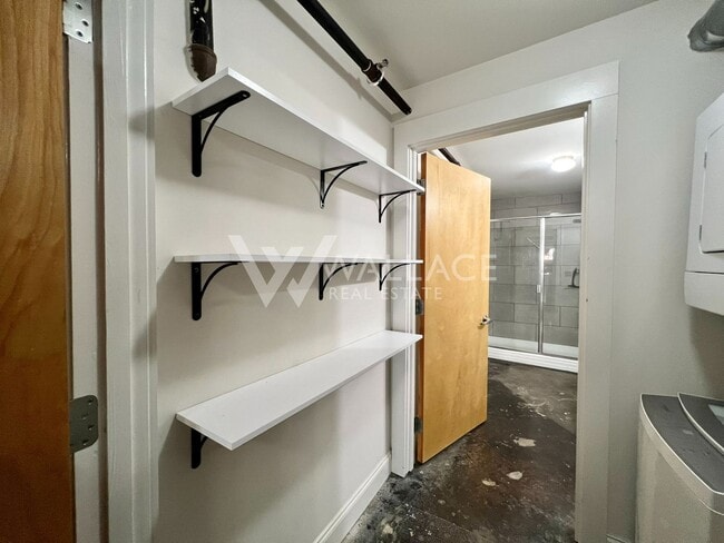 Building Photo - DOWNTOWN LIVING WITH PRIVATE GATED ENTRANCE 1 BEDROOM / 1 BATH
