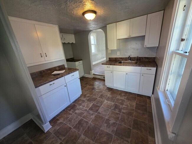 Building Photo - 3 Bedroom Single House Available NOW