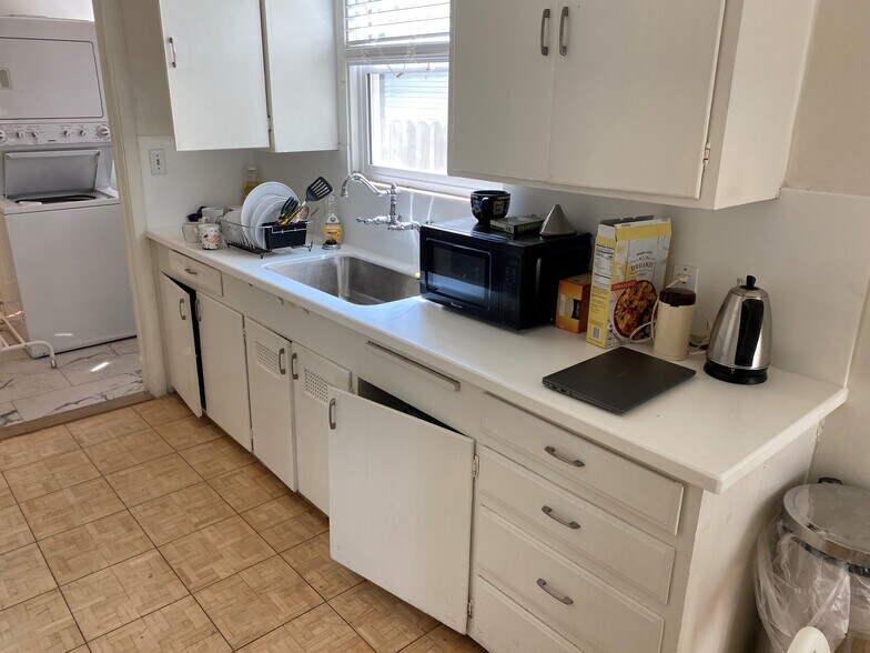 Kitchen - 2300 39th St