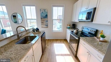 Building Photo - 801 Mapleton Ave