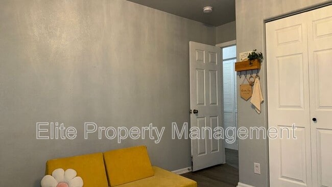 Building Photo - 1150 S Los Charros Dr