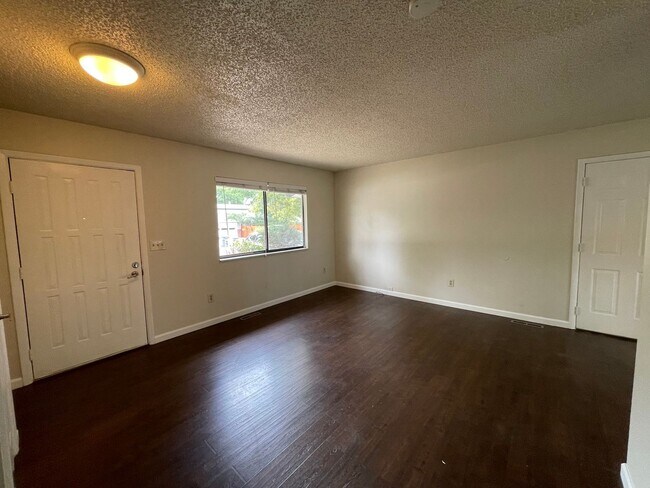 Building Photo - Centaur Village 3 Bedroom/2 Bath Newly Upd...