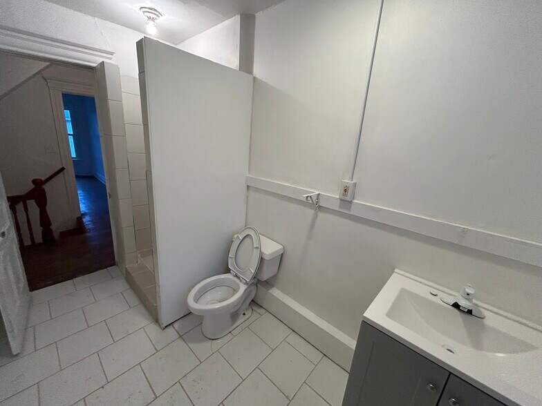 Building Photo - 80 Tacoma St