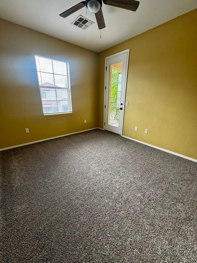 Building Photo - FOR RENT