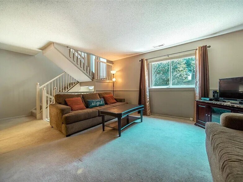 Building Photo - 129 Carmel Woods Dr