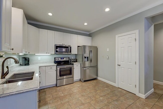 Building Photo - 3 Bedroom, 2.5 Bathroom Townhome in Ellington Woods - Mt Pleasant