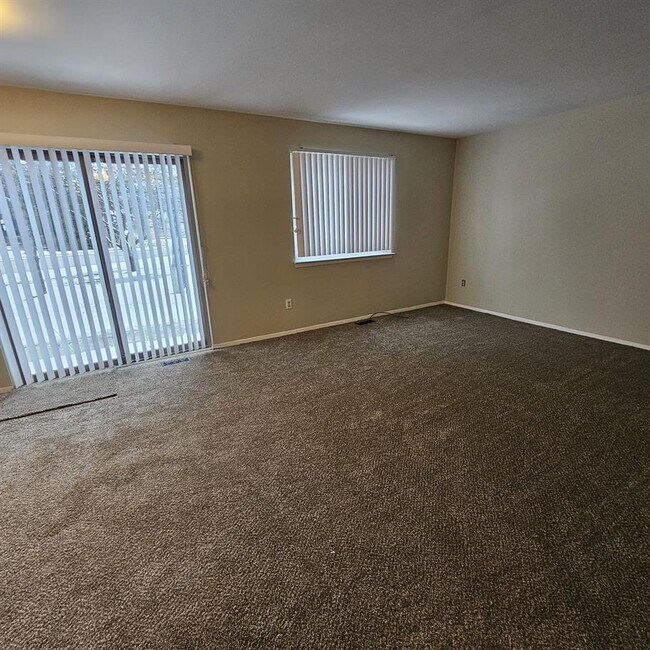 Building Photo - 2 Bedroom Ranch Condo w/ Finished Basement. Corner Unit, Spacious Bedrooms