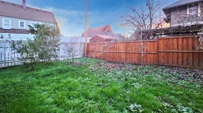 Building Photo - 4 Bed, 2 Bath Home with Fenced Yard / Vouchers Accepted