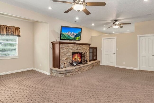 Building Photo - Beautiful and Spacious 4Bd 3.5Bath Home in...