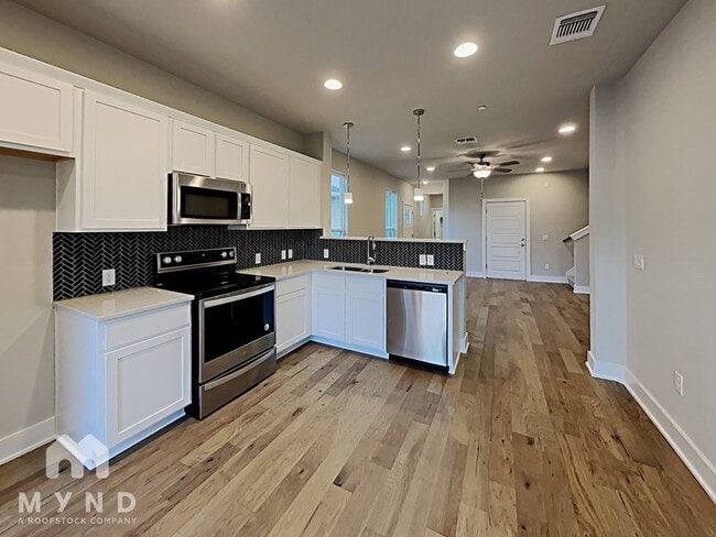 Building Photo - 1606 Roseburg Dr