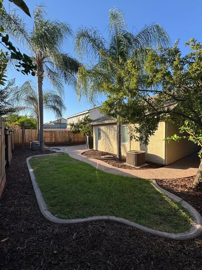 Building Photo - Beautiful home located in a desirable Rose...