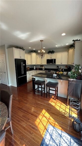 Building Photo - 574 E Vanderbilt Dr