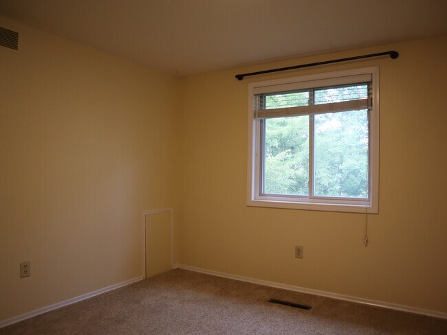 Building Photo - 951 Barclay Ln