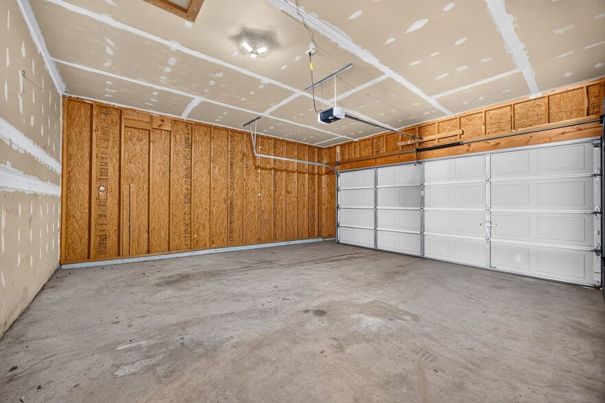Building Photo - 330 Wabash Woods Way
