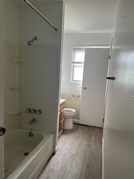 Building Photo - 1867 Alvason Ave