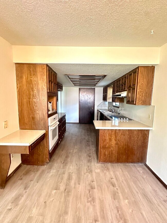 Building Photo - Spacious 3 Bedroom, 2 Bath Home!  Don't Mi...