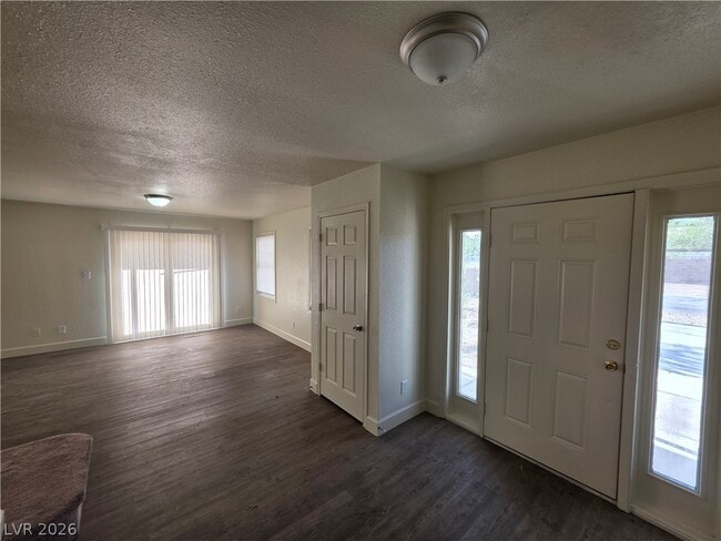 Building Photo - 1590 Mustang Dr