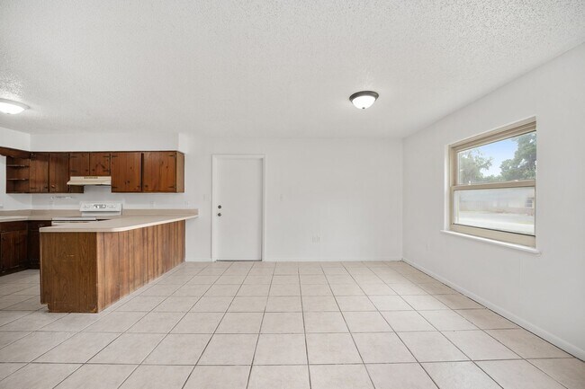 Building Photo - Spacious 3-Bedroom Home with Fireplace, Split Floor Plan & Screened Lanai in Southeast Ocala!