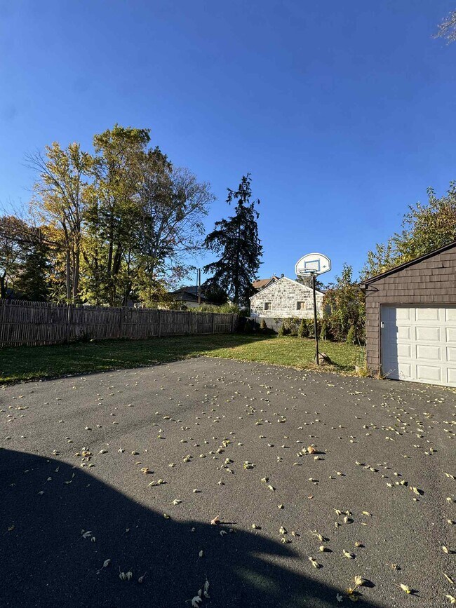 Building Photo - 162 Jubilee St