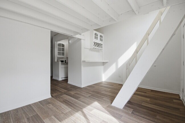 Building Photo - 1108 W McCarty Ln