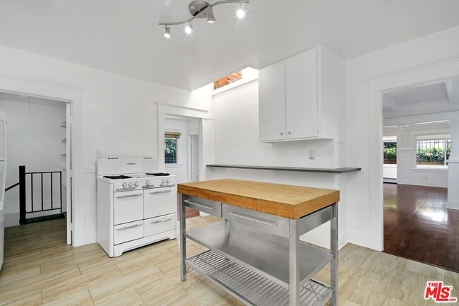 Building Photo - 320 4th Ave