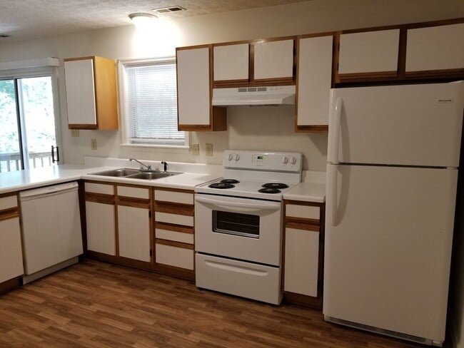 Building Photo - 2 Bedroom, 1 bath apartment " Call us about our move in special"