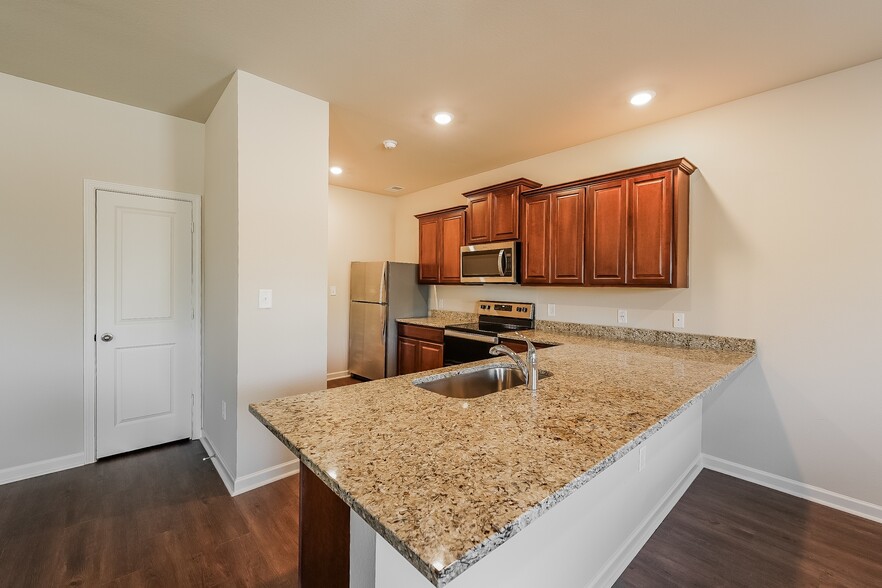 Building Photo - 124 Clover Cir