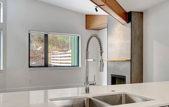 Building Photo - Beautiful Modern Condo in Rattlesnake
