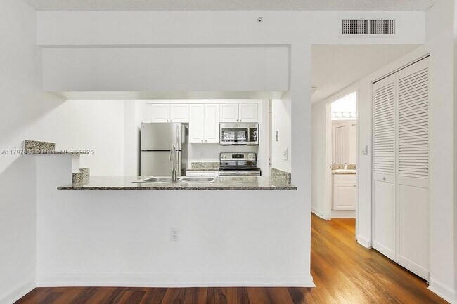 Building Photo - 1756 N Bayshore Dr