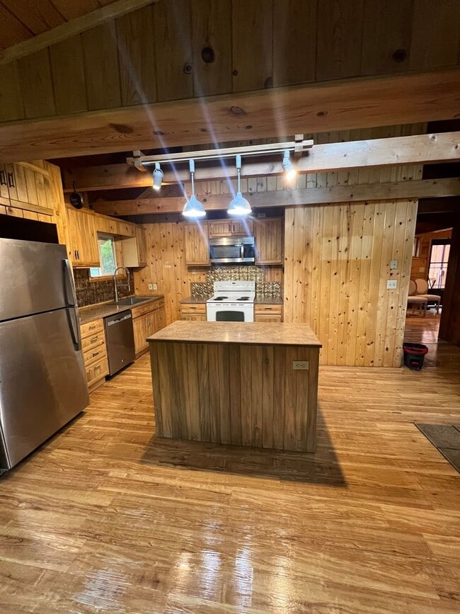 Building Photo - Nestled in Basin