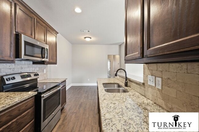 Building Photo - Fabulous 3BR/2BA Duplex | 9' Ceilings | Granite Kitchen | Private Fenced Yard!