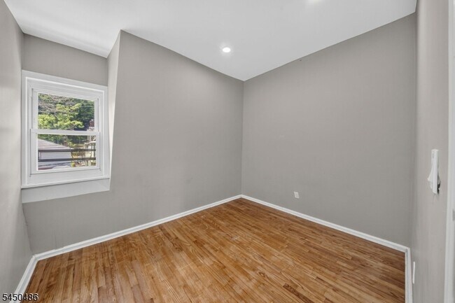 Building Photo - 467 Summer Ave