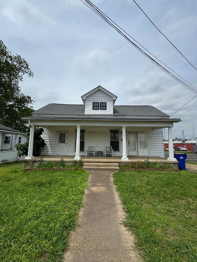 Primary Photo - 2 Bed 1 Bath Home Near Campus!!