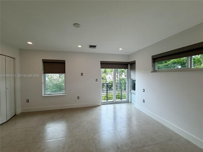 Building Photo - 540 SW 6th Ave