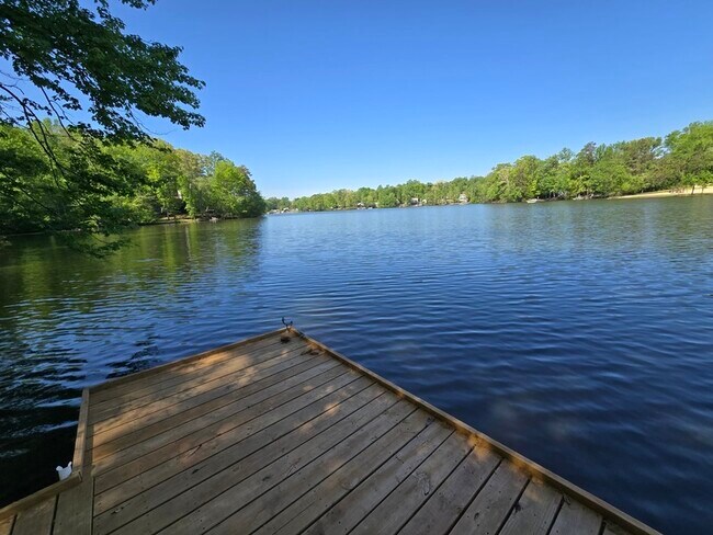 Building Photo - 6308 Lakeshore Dr