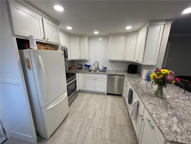 Building Photo - 737 Sunnybrook Dr
