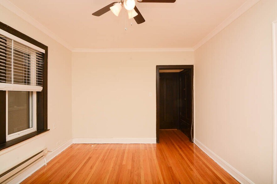 Building Photo - 1425 W Hutchinson St