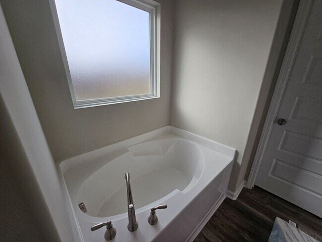 Building Photo - Beautiful Home in Newer Manchester Neighborhood