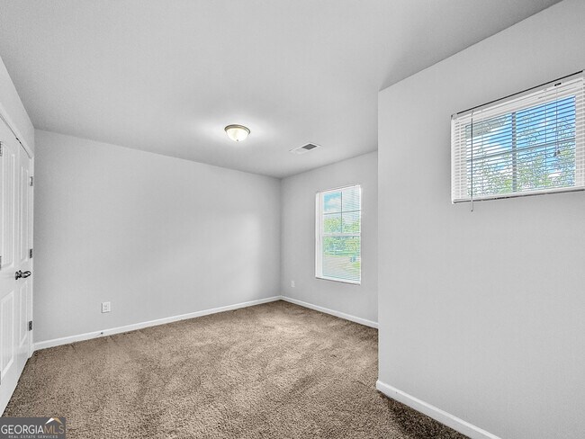 Building Photo - 140 Daisy Cir