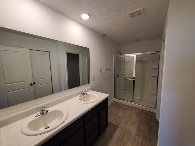 Building Photo - 15 Clinchfield Ct