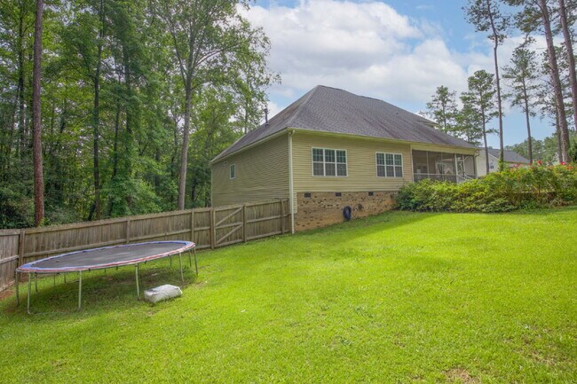 Building Photo - "Large 3-Bedroom plus BONUS Retreat with S...