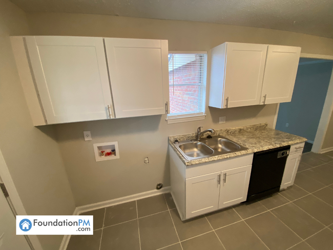 Building Photo - 4621 Cottonwood Rd