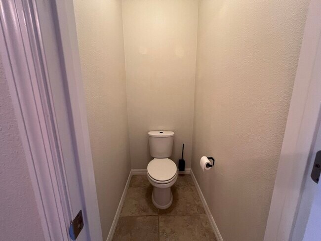 Building Photo - Gorgeous 3 bedroom, 2½ bath, 2 STORY townhome