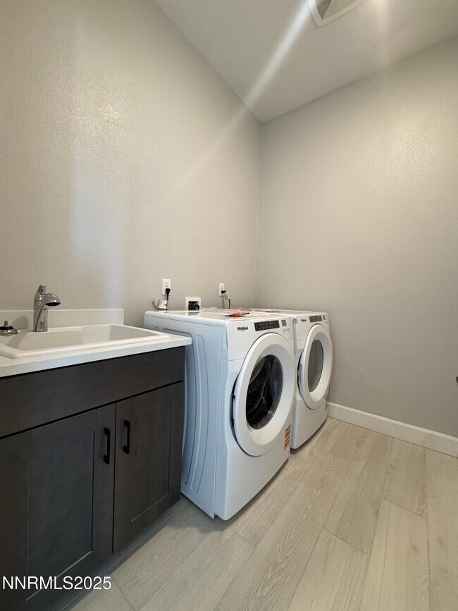 Building Photo - 1521 Golf Club Dr