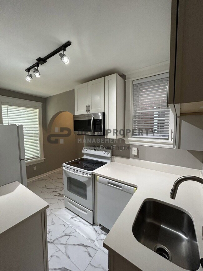 Building Photo - 6822 Waldemar Ave