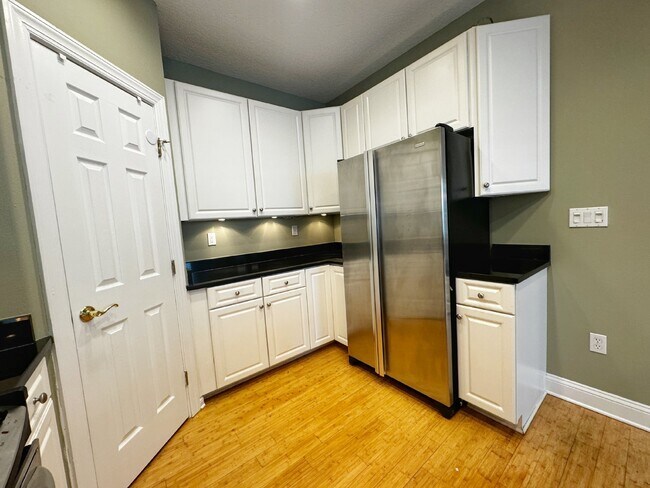 Building Photo - Spacious two-story island townhome in gate...