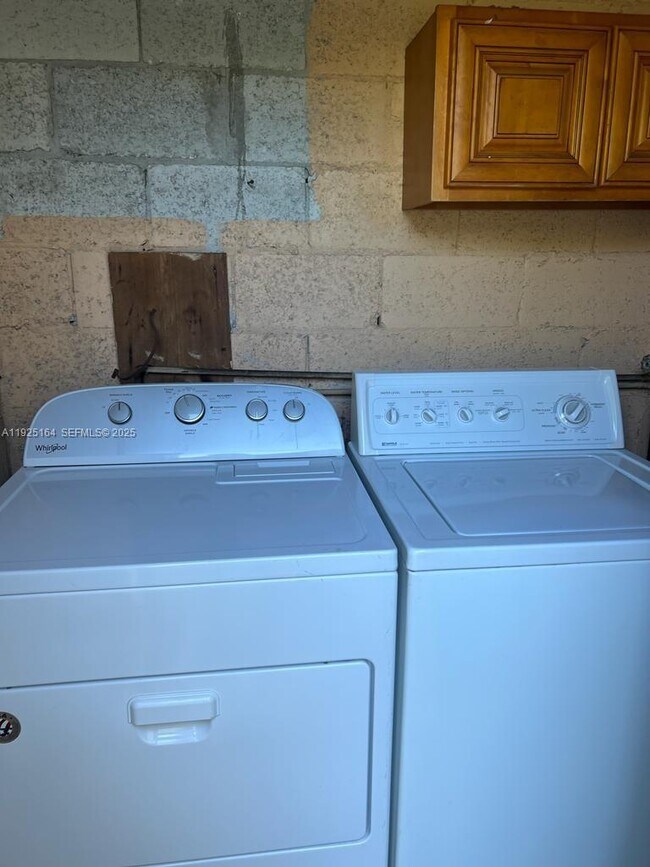 Building Photo - 1707 NW 14th Ct