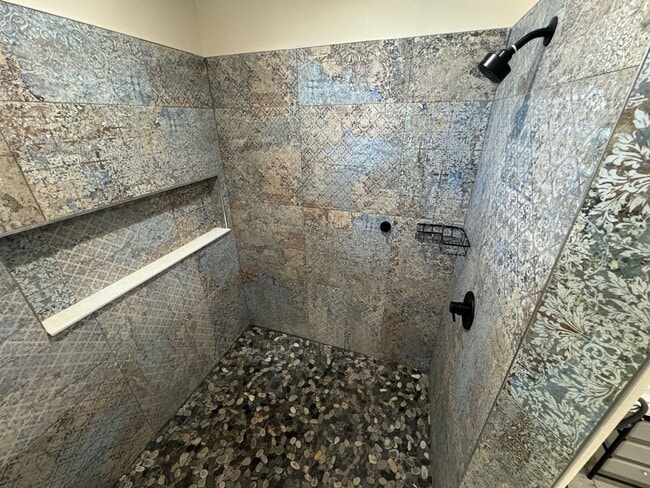 Building Photo - Your Dream Home Awaits! MASSIVE Backyard! ...