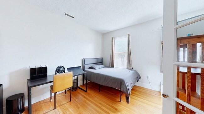 Building Photo - 6 Bedroom Apartment in Science Hill, close to downtown! (Laundry In Unit)